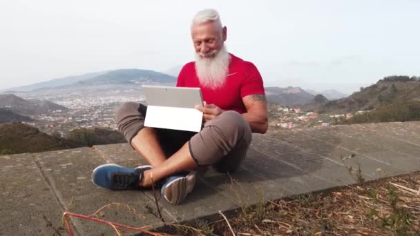 Homem sênior com laptop — Vídeo de Stock
