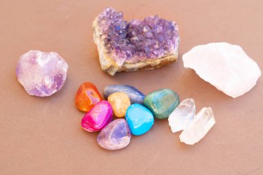 Kahverengi arkaplanda iyileştirici kristaller