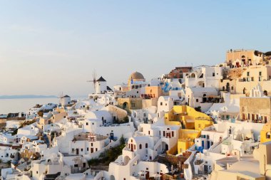 Geceleri Oia köyü, Santorini.