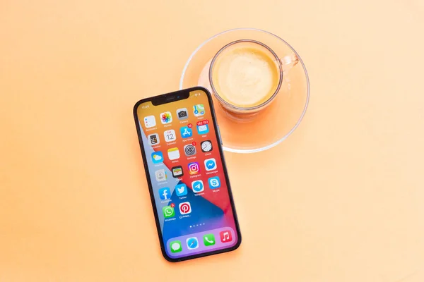 Iphone 12 pro Iphone 12 pro on bright background — Stock Photo, Image