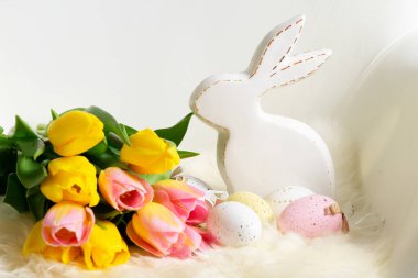 Renkli yumurtalarla Paskalya sahnesi