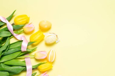 Renkli yumurtalarla Paskalya sahnesi