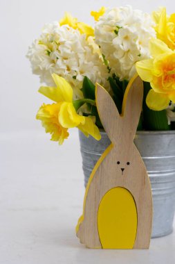 Renkli yumurtalarla Paskalya sahnesi