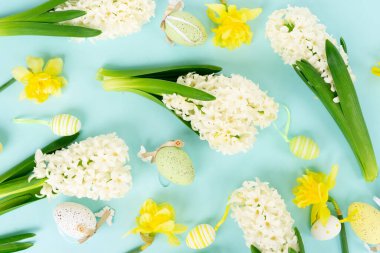 Renkli yumurtalarla Paskalya sahnesi