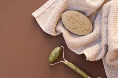 Gua sha, yüz masajı silindiri