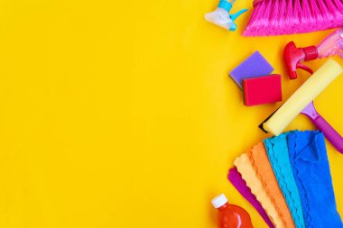 Düz arkaplanda temizlik araçları