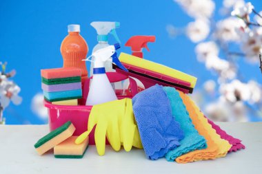 Düz arkaplanda temizlik araçları
