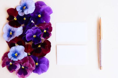 Çiçek desenli ibneler.