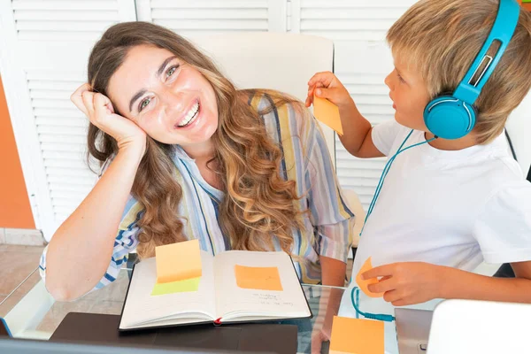 Mãe trabalhando em casa com filho — Fotografia de Stock