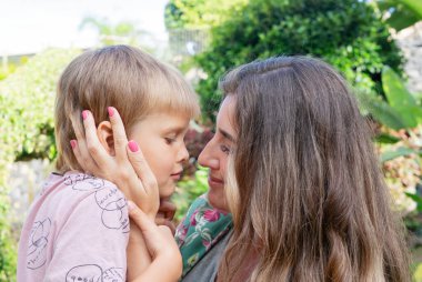 Anne bahçede oğluyla oynuyor.