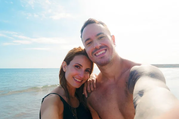 Joyeux jeune couple à la mer vacances — Photo