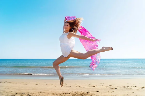 Meisje springt op het strand — Stockfoto