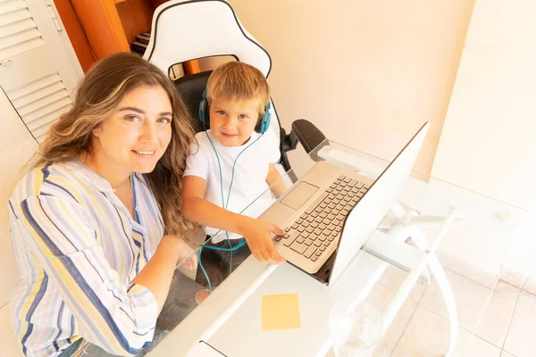 Mãe trabalhando em casa com filho — Fotografia de Stock