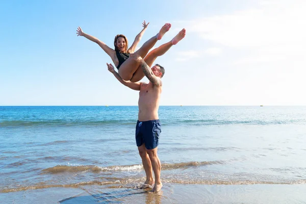 Счастливая молодая пара на морских каникулах — стоковое фото
