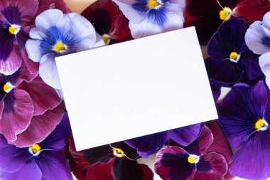 Çiçek desenli ibneler.