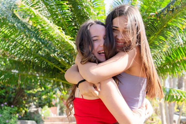 Duas meninas adolescentes — Fotografia de Stock