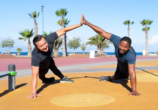 Entraînement sportif des hommes caouasiens et afro-américains — Photo