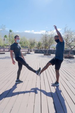 Dirseklerle dolu selamlama