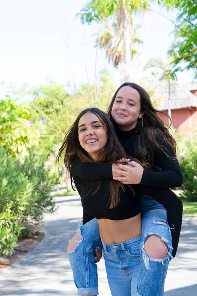 Duas meninas adolescentes — Fotografia de Stock