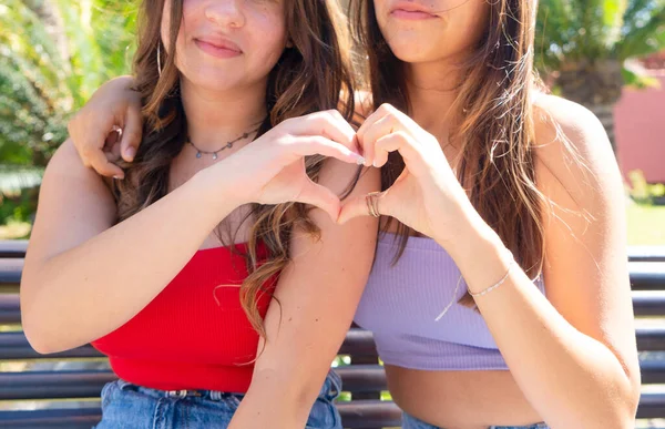 Duas meninas adolescentes — Fotografia de Stock