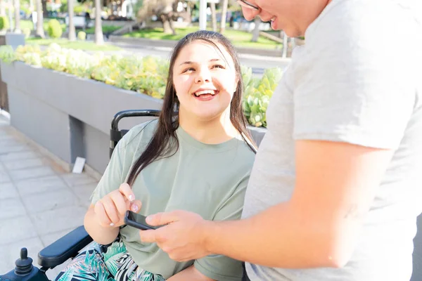 Jeune femme handicapée en fauteuil roulant — Photo