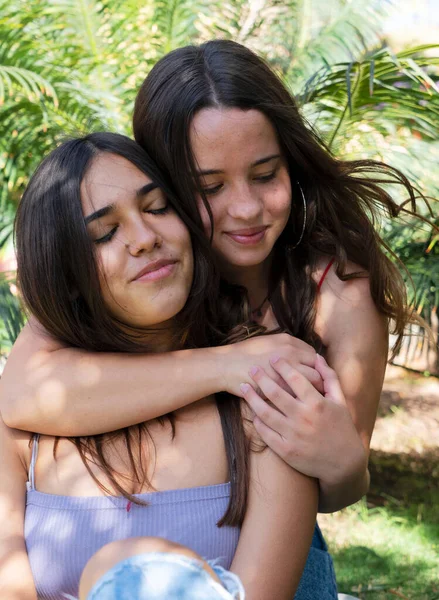 Duas meninas adolescentes — Fotografia de Stock