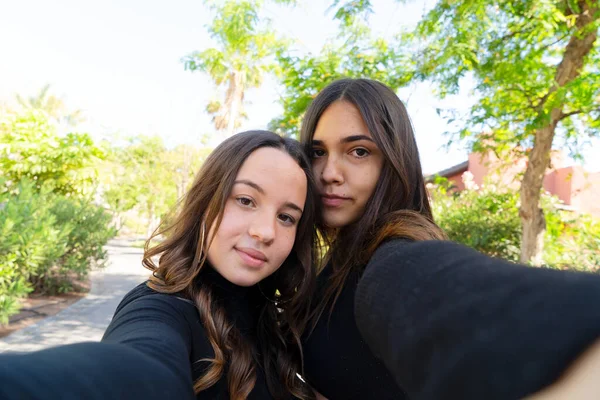 Duas meninas adolescentes — Fotografia de Stock