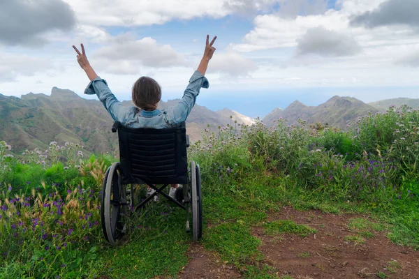 Disabled handicapped woman in wheelchair on mountain hill enjoying view — Stock Photo, Image