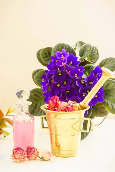 Aromaterapie - suché květiny a lektvary — Stock fotografie