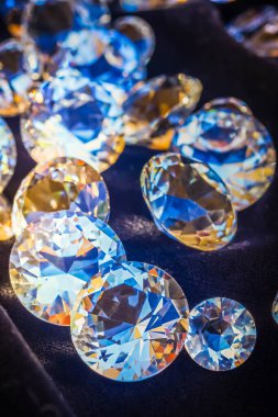 Siyah üzerine elmaslar