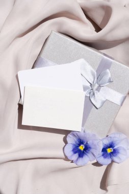 Çiçek desenli ibneler.