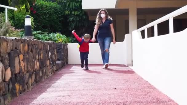 Madre y niño yendo a la escuela — Vídeos de Stock