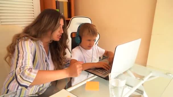 Mor som arbetar hemma med son — Stockvideo