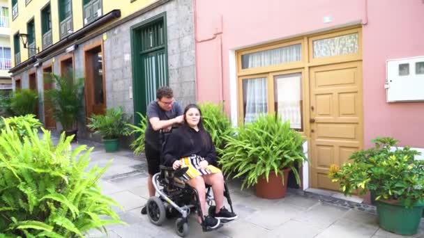 Giovane donna disabile in sedia a rotelle incontri con il suo fidanzato all'aperto — Video Stock