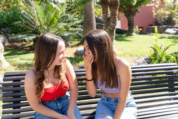 Twee tiener meisjes — Stockfoto