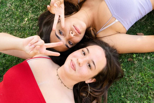 Dos chicas adolescentes — Foto de Stock