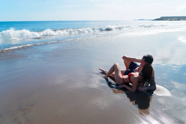 Pasangan muda yang bahagia di liburan laut — Stok Foto