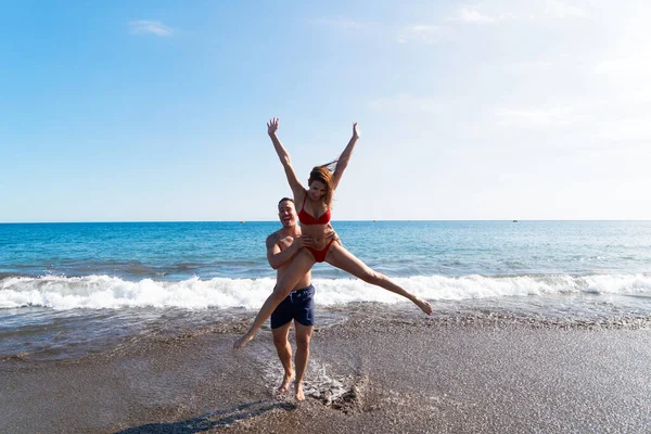 Gelukkig jong stel aan zee vakanties — Stockfoto