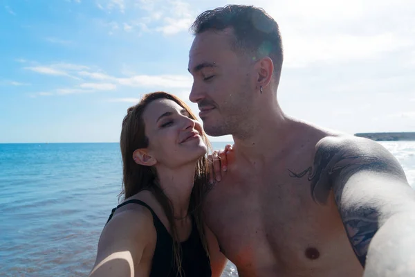 Joyeux jeune couple à la mer vacances — Photo