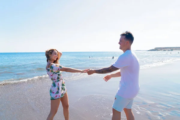 Joyeux jeune couple à la mer vacances — Photo