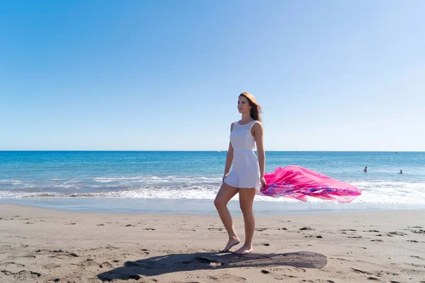 Meisje springt op het strand — Stockfoto