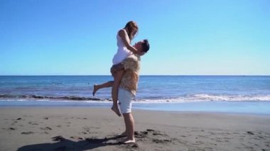 Deniz gezilerinde mutlu genç çift