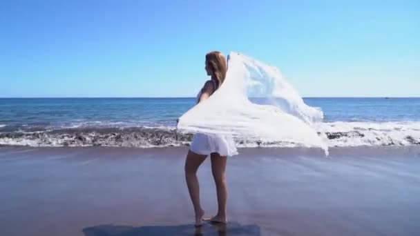 Menina com véu na praia — Vídeo de Stock