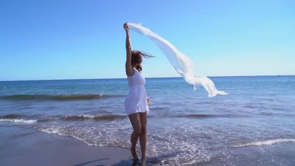 Chica saltando en la playa — Vídeo de stock