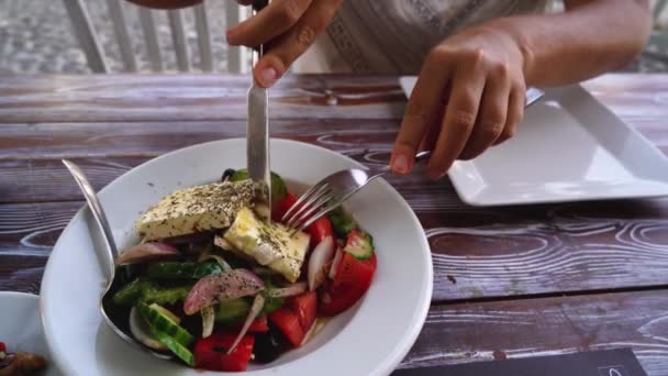 Alguien comiendo ensalada griega — Vídeo de stock