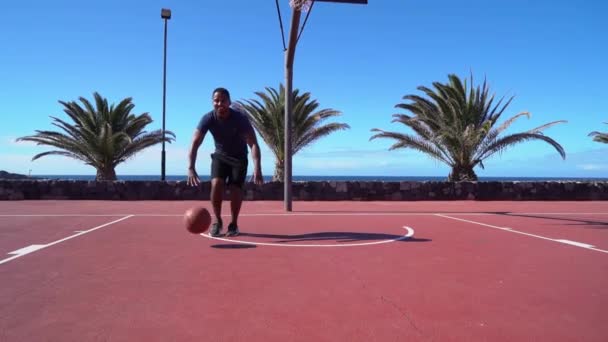 बास्केटबॉलमध्ये आफ्रिकन खेळाडू — स्टॉक व्हिडिओ