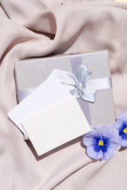 Çiçek desenli ibneler.