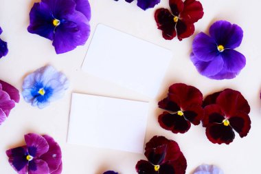 Çiçek desenli ibneler.