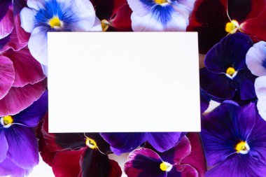 Çiçek desenli ibneler.