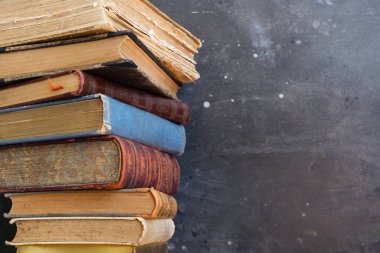 Bir yığın eski kitap.